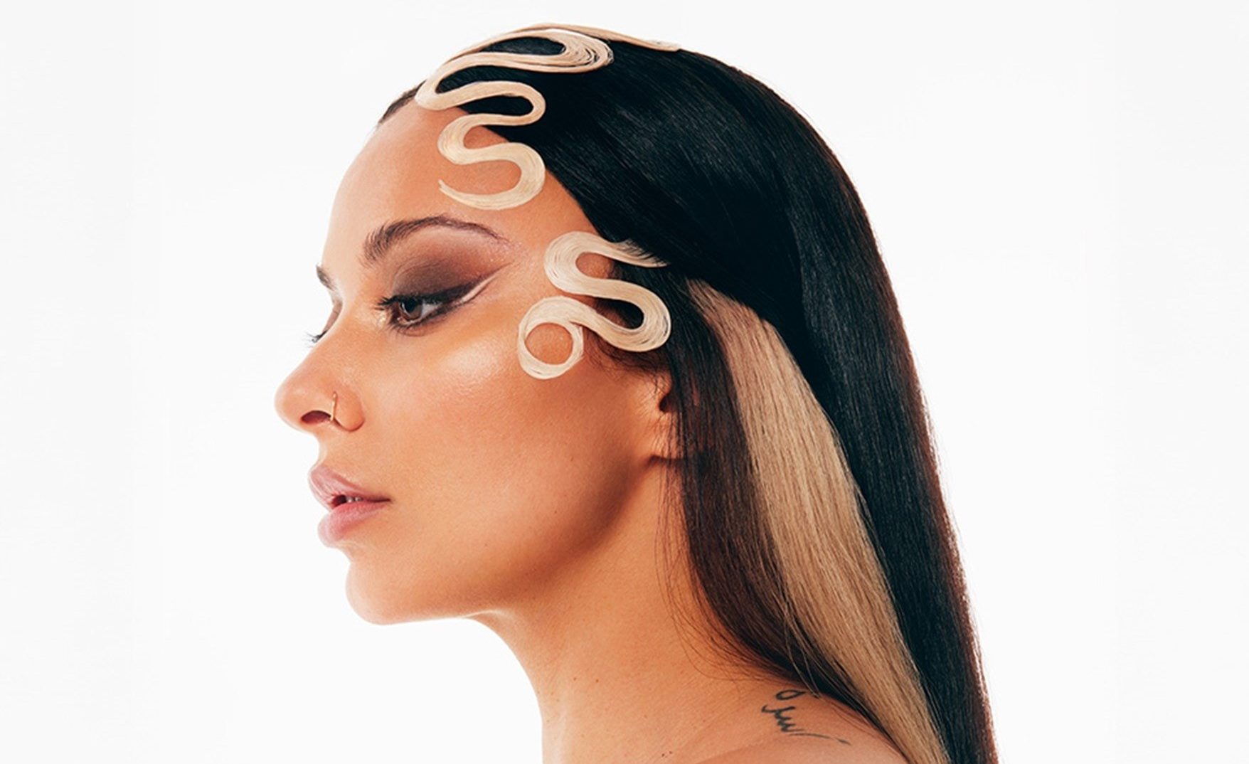 JADE MAKES A BOLD SOLO DEBUT WITH ‘THATS SHOWBIZ BABY!’